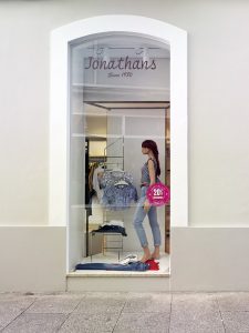 Escaparate lateral en diseño interior de tienda de moda de mujer Jonathans