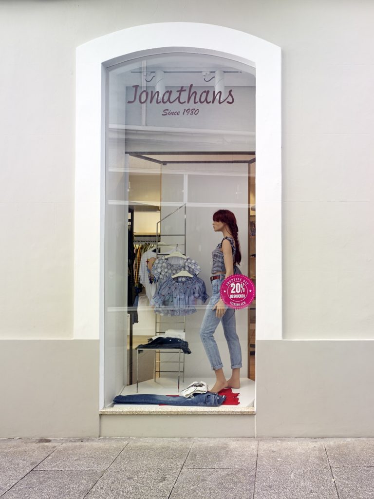 Escaparate lateral en diseño interior de tienda de moda de mujer Jonathans