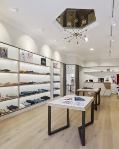 Vista lateral y detalle de lámpara central en diseño interior de tienda de moda de mujer Jonathans