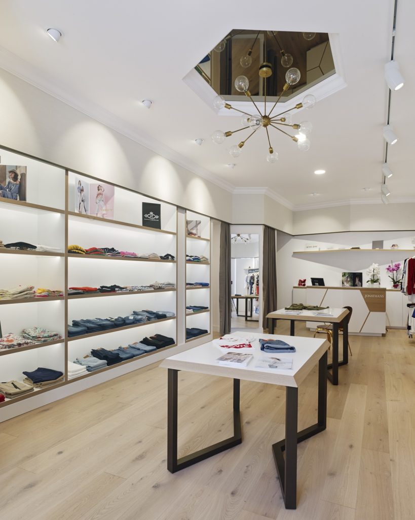 Vista lateral y detalle de lámpara central en diseño interior de tienda de moda de mujer Jonathans