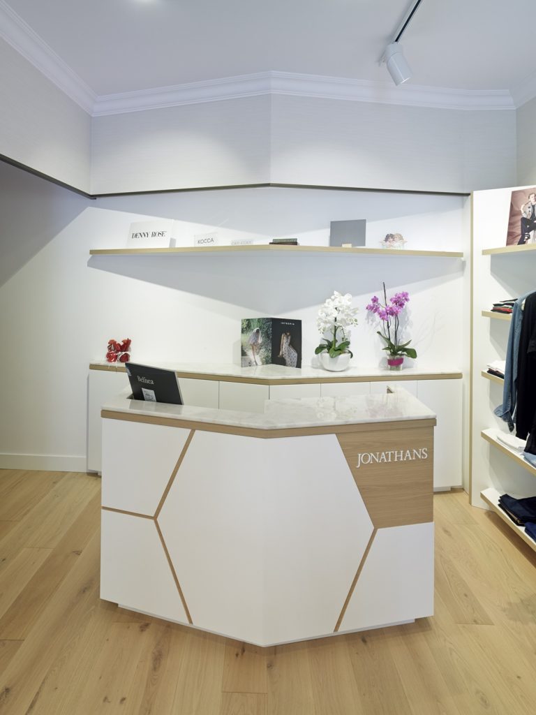 Mostrador de venta y almacenaje interno en diseño interior de tienda de moda de mujer Jonathans