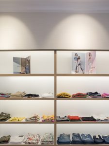 Vista frontal de exposición en diseño interior de tienda de moda de mujer Jonathans