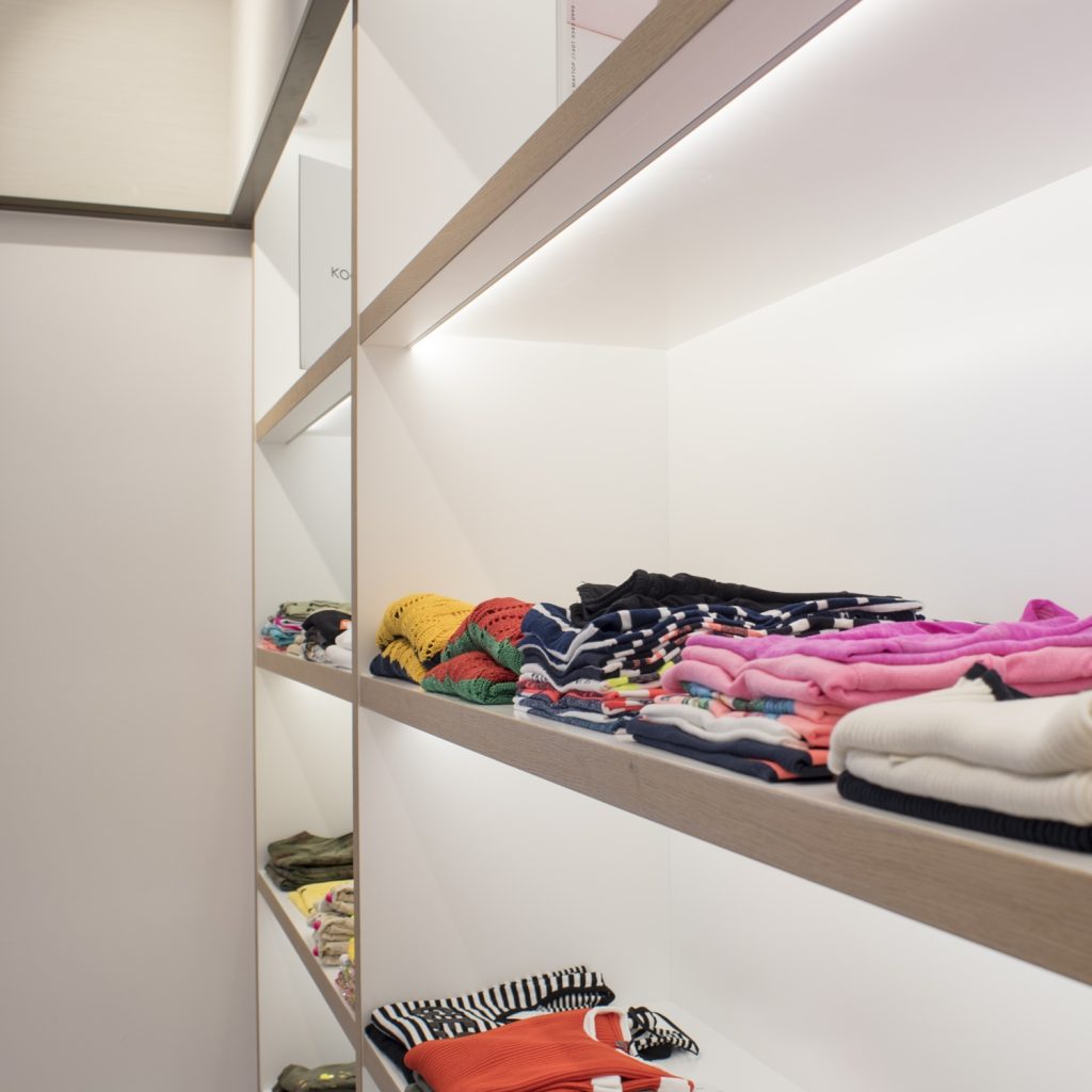 Detalle exposición con iluminación interior en diseño interior de tienda de moda de mujer Jonathans