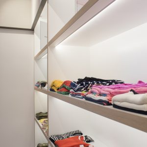 Detalle exposición con iluminación interior en diseño interior de tienda de moda de mujer Jonathans