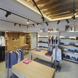 Vista general en tienda de moda hombre Madrás en Viveiro-Lugo