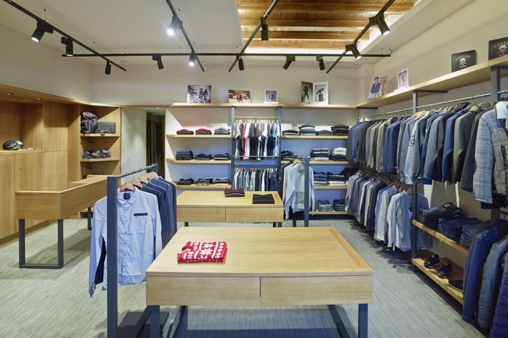 Vista general en tienda de moda hombre Madrás en Viveiro-Lugo