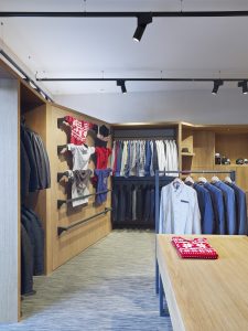 Portón tras escaparate (cerrado) en tienda de moda hombre Madrás en Viveiro-Lugo