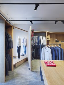 Portón tras escaparate (abierto) en tienda de moda hombre Madrás en Viveiro-Lugo
