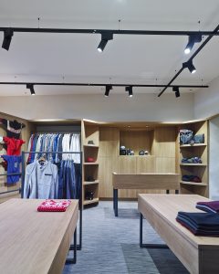 Detalle iluminación en tienda de moda hombre Madrás en Viveiro-Lugo