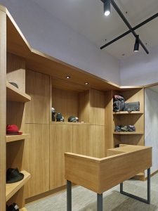 Puesto de atención y venta en tienda de moda hombre Madrás en Viveiro-Lugo