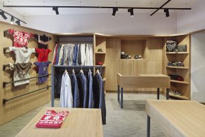 Vista general puesto de venta en tienda de moda hombre Madrás en Viveiro-Lugo