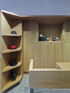 Detalle mobiliario puesto de venta en tienda de moda hombre Madrás en Viveiro-Lugo