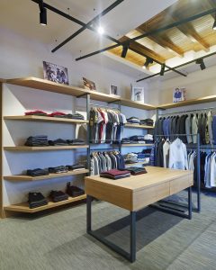 Mostrador de atención y exposición en tienda de moda hombre Madrás en Viveiro-Lugo