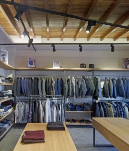 Zona de cuelgue y detalle iluminación-techo en tienda de moda hombre Madrás en Viveiro-Lugo