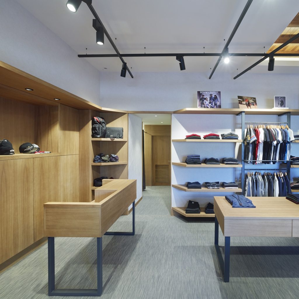 Vista general e iluminación en tienda de moda hombre Madrás en Viveiro-Lugo