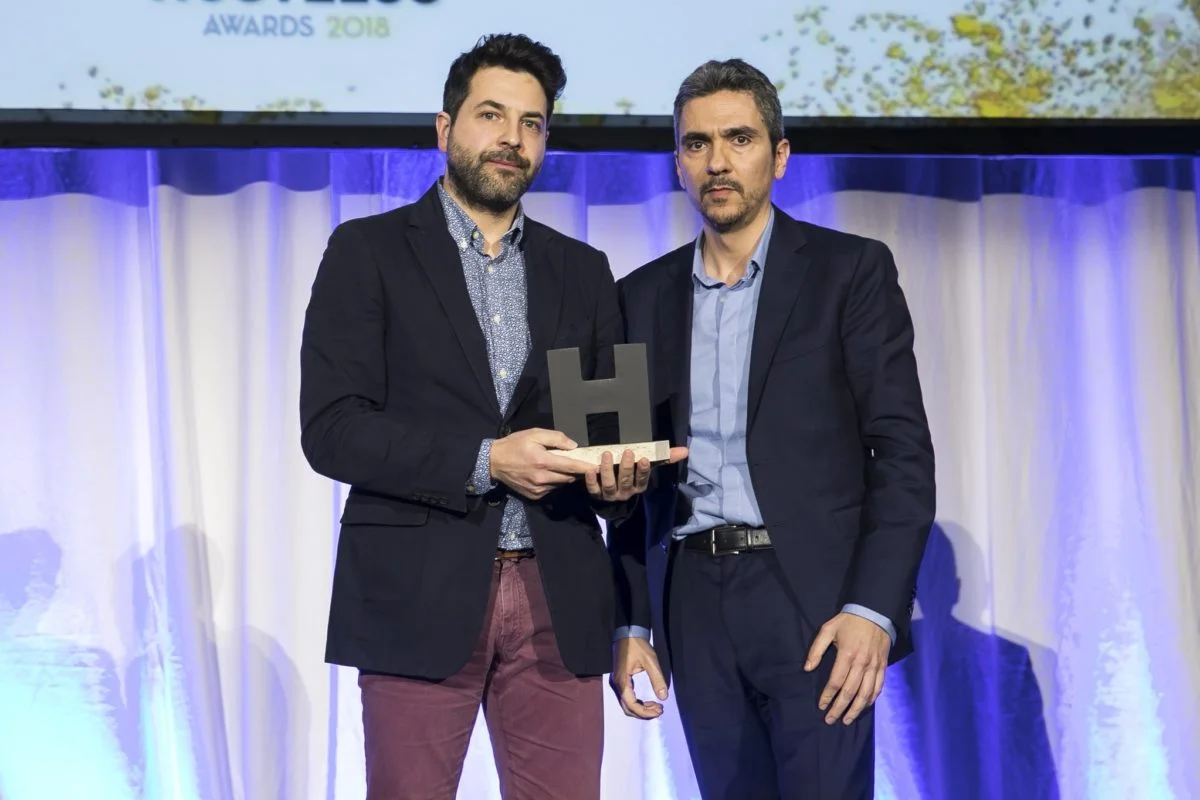 Iván Cotado en los Hostelco Awards recogiendo el premio al mejor Proyecto de Interiorismo en Hostelería por Koh Lanta