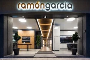 Fachada en Diseño de showroom de cocinas para Grupo Ramón García
