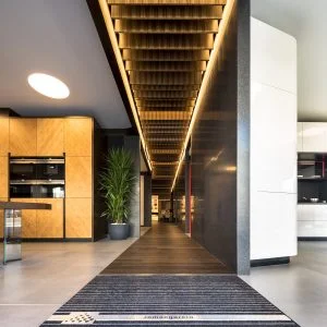 Entrada tienda en Diseño de showroom de cocinas para Grupo Ramón García
