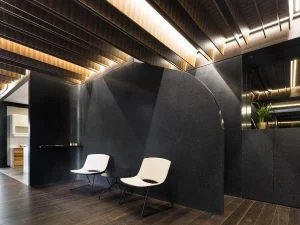Zona de espera y entrada baños en Diseño de showroom de cocinas para Grupo Ramón García
