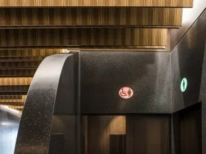 Detalle entrada baños en Diseño de showroom de cocinas para Grupo Ramón García