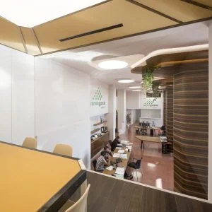 Sala de reuniones con vistas a contract en Diseño de showroom de cocinas para Grupo Ramón García