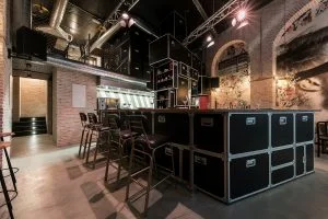 Vista barra en «U» y flight cases en Diseño de Restaurante Pracer en A Coruña