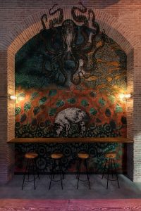 Grafiti del artista Sebla en restaurante Pracer. Cerdos y Pulpos, tierra y mar.
