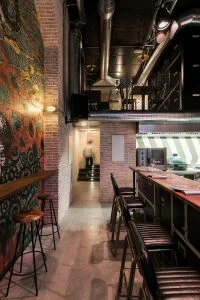 Vista grafiti y barra en restaurante Pracer