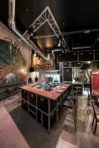 Vista barra y grafiti de Sebla en Diseño de Restaurante