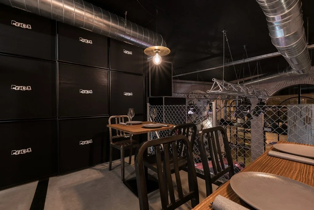 Reservado y backline móvil ocultando almacén