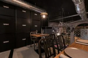 Reservado y backline móvil ocultando almacén