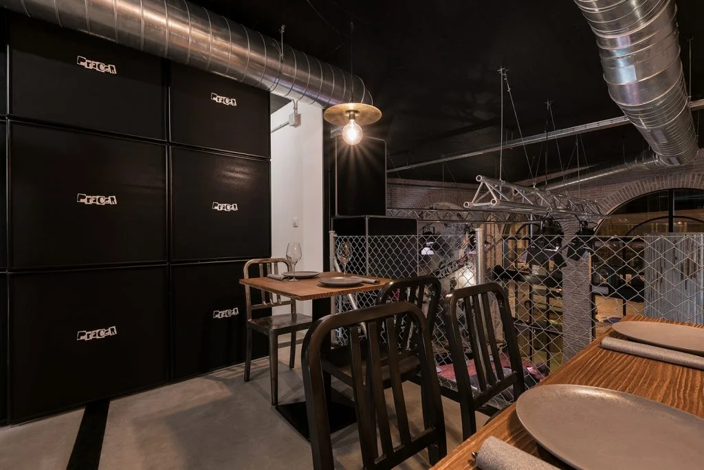 Reservado y backline móvil ocultando almacén