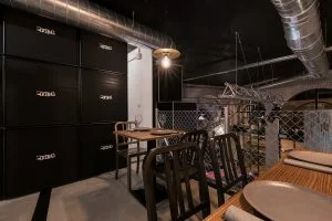 Reservado y backline móvil ocultando almacén