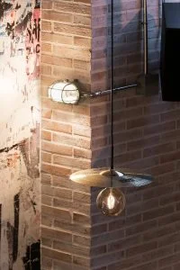 Detalle iluminación (platos de batería) restaurante Pracer