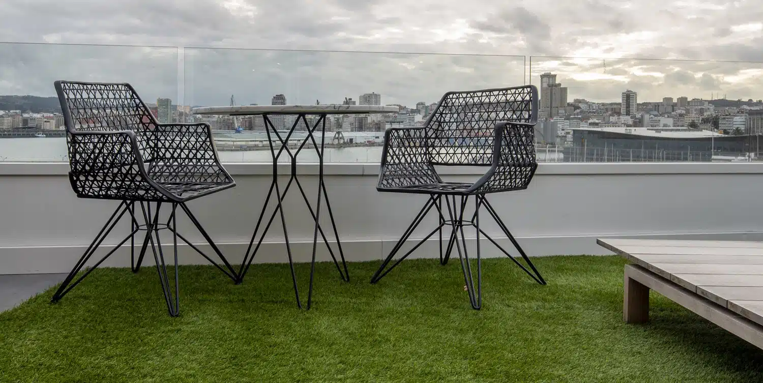 Terraza en diseño y equipamiento vivienda en la costa. Sillas y mesa modelo Anti C 105 de Lobster's Day.