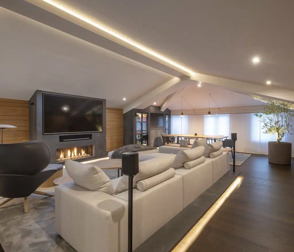 Sofá Groundpiece de Flexform, butaca Tabano de B&B Italia, altavoces Sonos One y TV 82