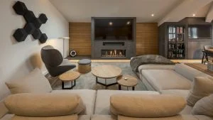 Sofá Groundpiece de Flexform, butaca Tabano de B&B Italia y TV 82". Diseño y equipamiento vivienda en la costa
