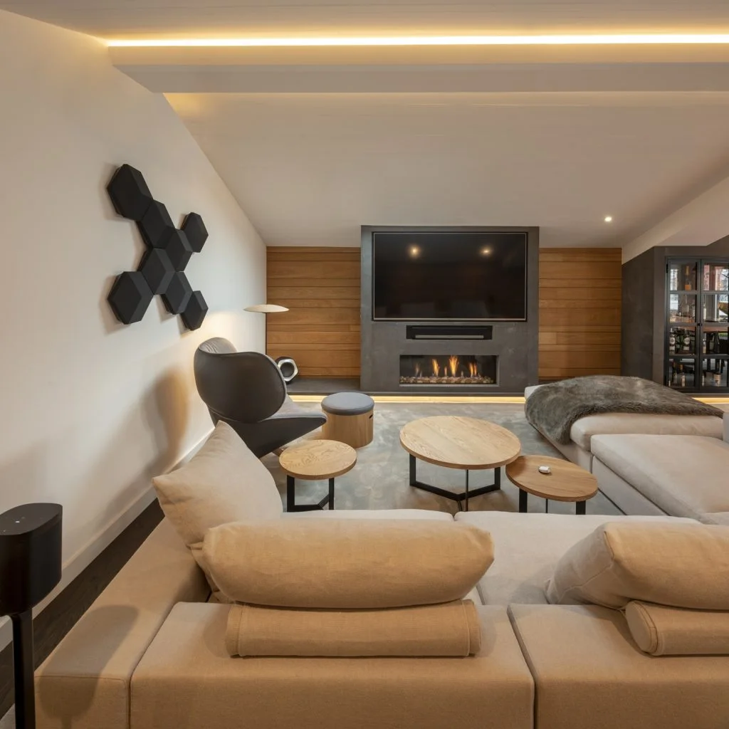 Sofá Groundpiece de Flexform, butaca Tabano de B&B Italia, equipo hifi Beosound Shape de Bang & Olufsen y TV 82