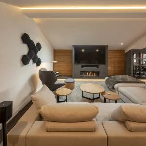 Sofá Groundpiece de Flexform, butaca Tabano de B&B Italia, equipo hifi Beosound Shape de Bang & Olufsen y TV 82". Diseño y equipamiento vivienda en la costa
