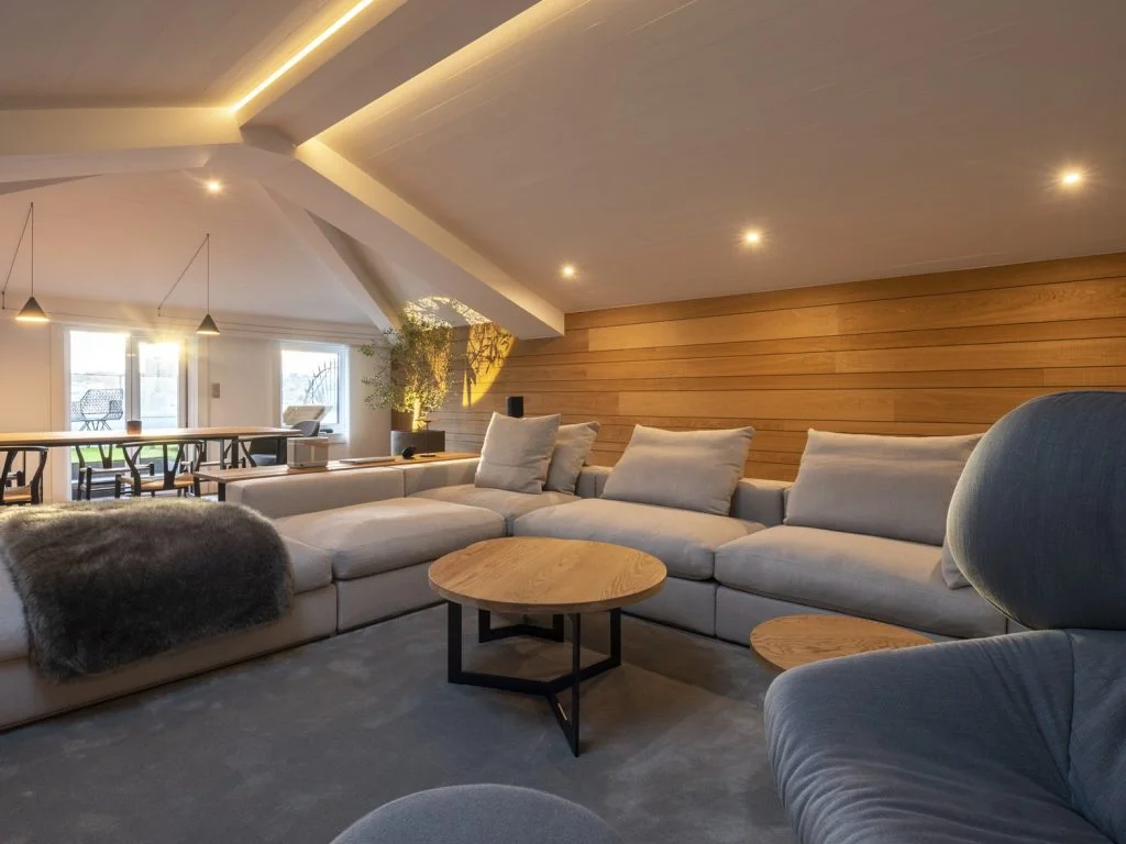 Sofá Groundpiece de Flexform, mesas de centro a medida. Diseño y equipamiento vivienda en la costa.