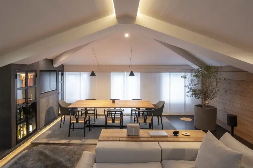 Mesa de comedor a medida. Diseño y equipamiento vivienda en la costa.