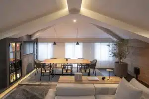 Mesa de comedor a medida. Diseño y equipamiento vivienda en la costa.