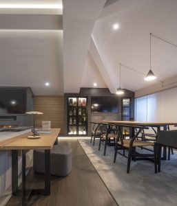 Mesa de comedor y mesa de trabajo a medida, así como mueble TV. Diseño y equipamiento vivienda en la costa.