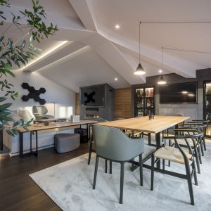 Mesa de comedor y mesa de trabajo a medida, así como mueble TV. Diseño y equipamiento vivienda en la costa.