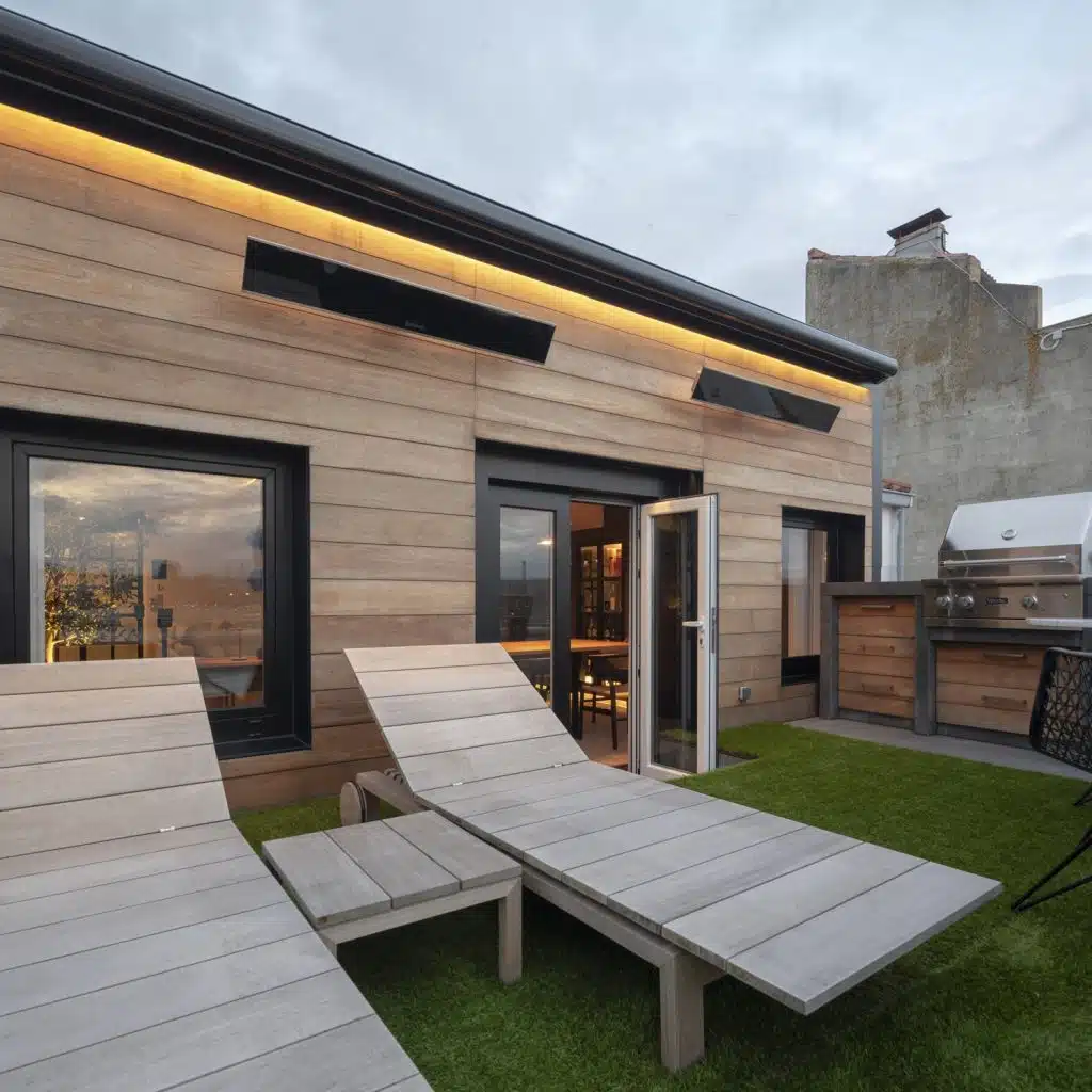 Terraza. Tumbonas y mesa modelo Kos de Tribú. Calefactores Bromic Platinum electric. Grill de Viking. Diseño y equipamiento vivienda en la costa.