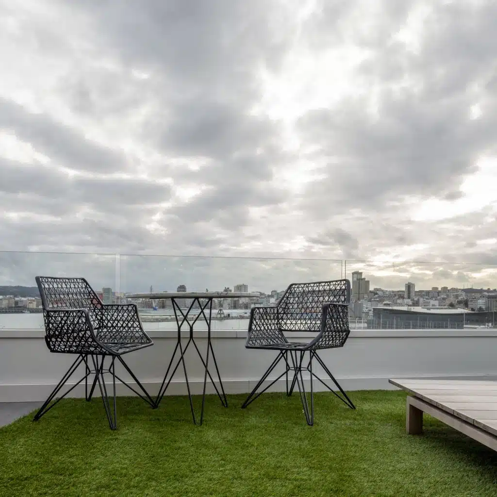 Terraza en diseño y equipamiento vivienda en la costa. Sillas y mesa modelo Anti C 105 de Lobster's Day.