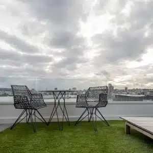Terraza en diseño y equipamiento vivienda en la costa. Sillas y mesa modelo Anti C 105 de Lobster's Day.