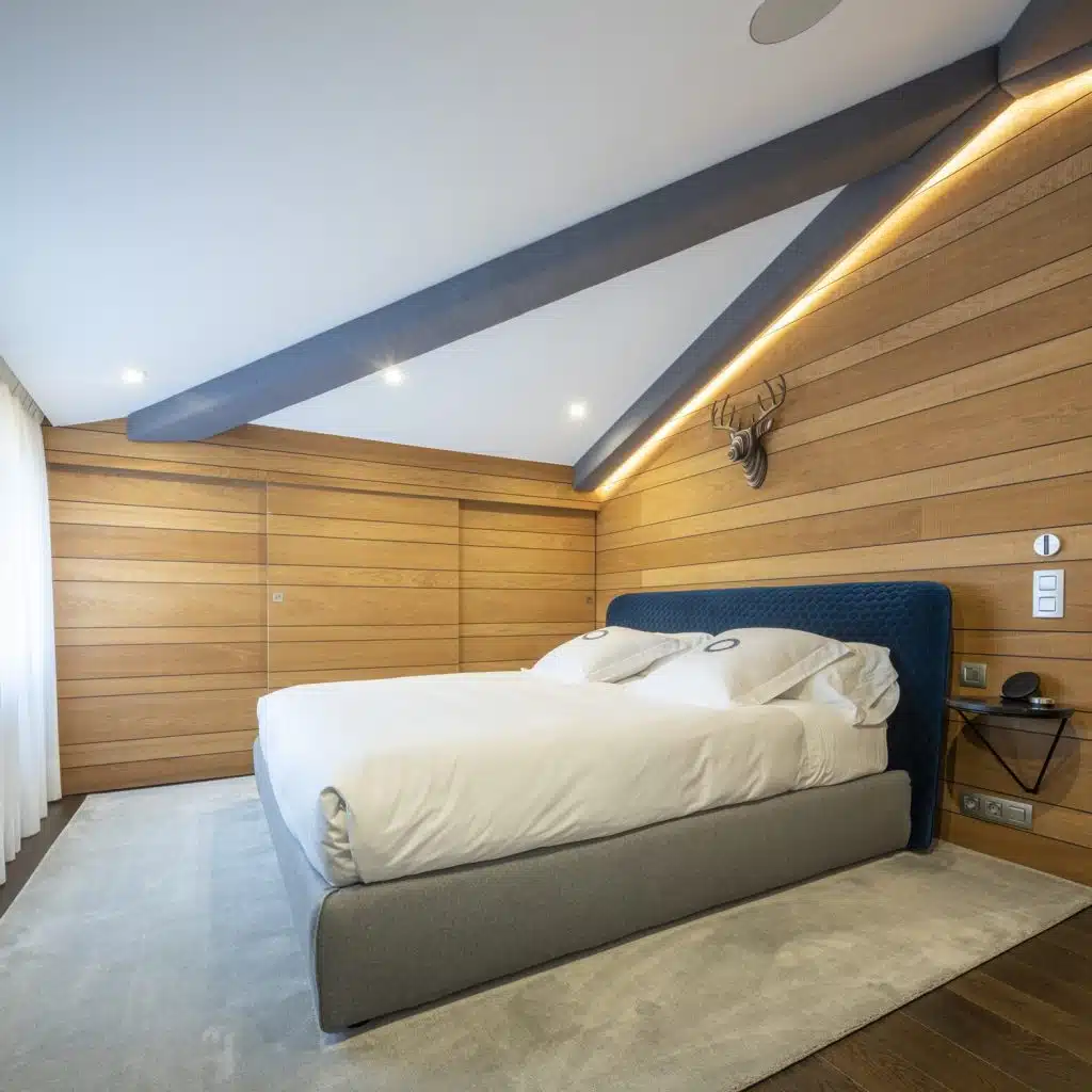 Habitación principal. Cama modelo Corolle Box de Bolzan Letti. Mesitas de noche a medida con sobre Compaq Unique Marquina y textiles del algodón egipcio bordados artesanalmente. Equipos hifi de Bang & Olufsen.