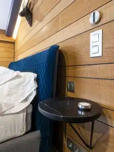 Habitación principal. Cama modelo Corolle Box de Bolzan Letti. Mesitas de noche a medida con sobre Compaq Unique Marquina y textiles del algodón egipcio bordados artesanalmente. Equipos hifi de Bang & Olufsen.