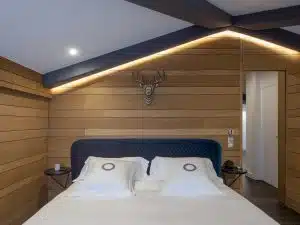 Habitación principal. Cama modelo Corolle Box de Bolzan Letti. Mesitas de noche a medida con sobre Compaq Unique Marquina y textiles del algodón egipcio bordados artesanalmente. Equipos hifi de Bang & Olufsen.